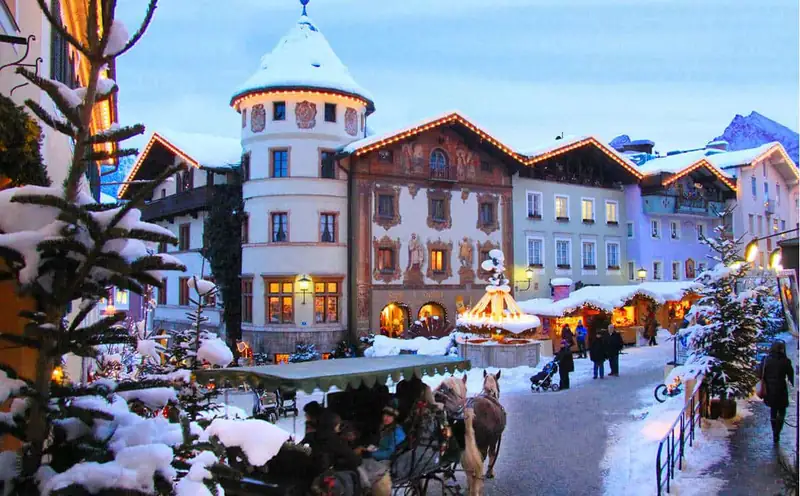 Adventní stánky před historickými domy v Berchtesgadenu