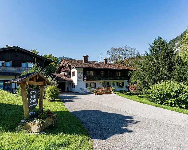 Die Einfahrt zum Lampllehen mit dem Hotelschild